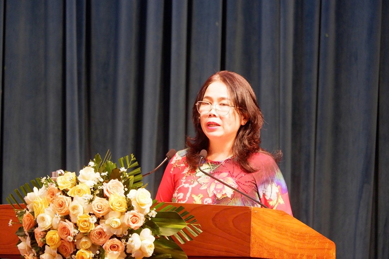 B&agrave; Đỗ Thị Diệu Hạnh, Gi&aacute;m đốc Sở Văn h&oacute;a, Thể thao v&agrave; du lịch tỉnh Gia Lai tr&igrave;nh b&agrave;y nội dung 2 tờ tr&igrave;nh tại kỳ họp.