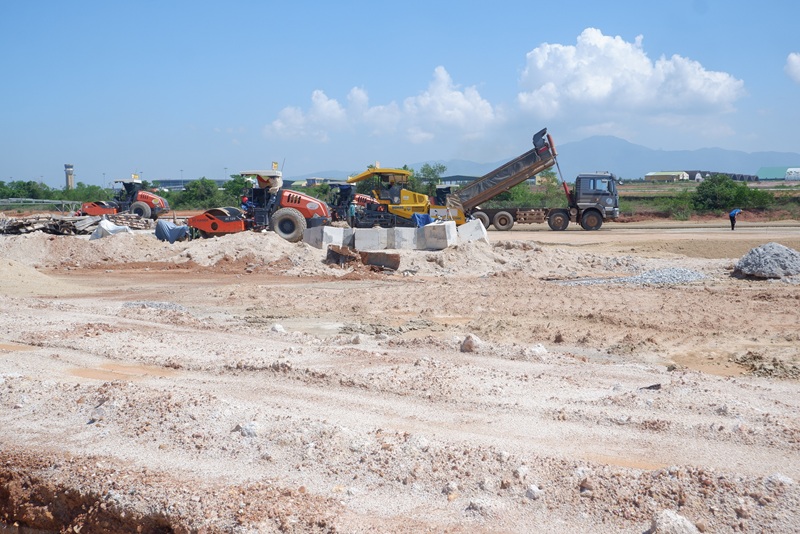 nh&agrave; thầu thi c&ocirc;ng đang tăng tốc thi c&ocirc;ng san nền hạng mục hệ thống đường lăn