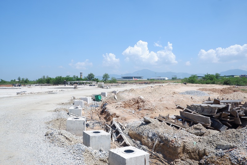Hạng mục đường lăn từ đường cất hạ c&aacute;nh số 2 về đường cất hạ c&aacute;nh hiện hữu vẫn đang thi c&ocirc;ng, chưa ho&agrave;n th&agrave;nh.