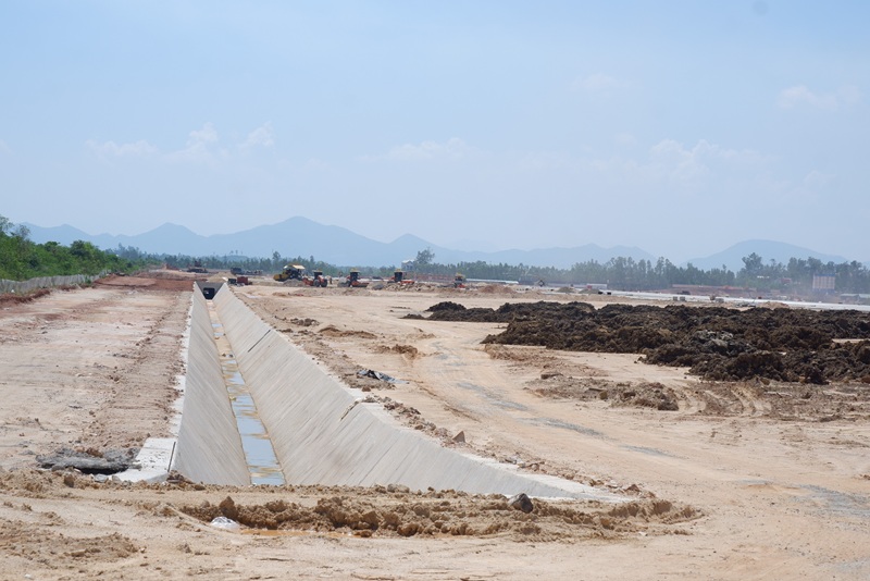 C&aacute;c hạng mục như hệ thống tho&aacute;t nước khu bay, tưởng r&agrave;o anhhệ thống tường r&agrave;o an ninh khu bay đồng bộ đ&atilde; được x&acirc;y dựng C&aacute;c hạng mục như hệ thống tho&aacute;t nước khu bay, hệ thống tường r&agrave;o an ninh khu bay đồng bộ đ&atilde; được x&acirc;y dựng