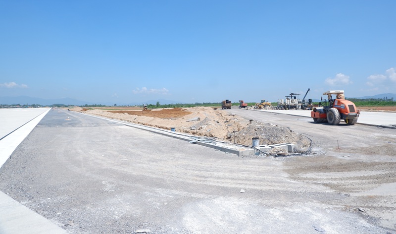 Hệ thống đường lăn từ đường cất hạ c&aacute;nh số 2 về đường cất hạ c&aacute;nh hiện hữu hiện đang được đẩy nhanh tiến độ thi c&ocirc;ng trước thời điểm khai th&aacute;c thương mại.