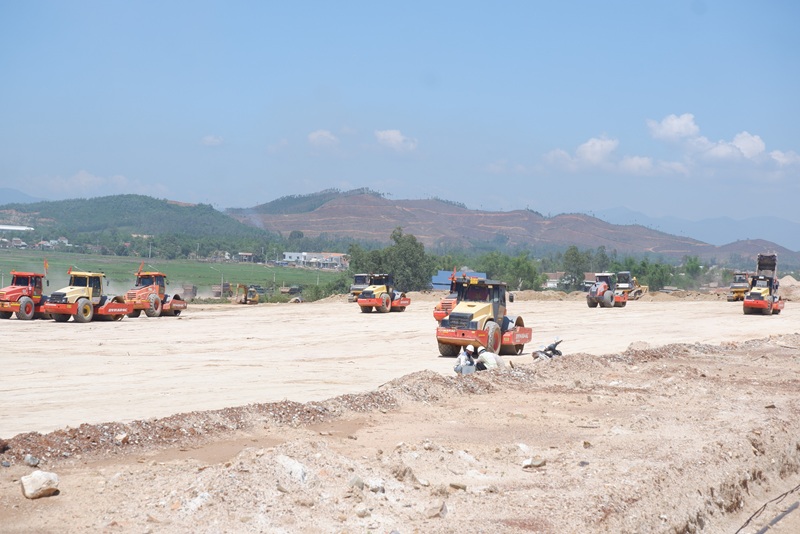 nh&agrave; thầu thi c&ocirc;ng huy động nhiều phương tiện để tiến h&agrave;nh san nền, phục vụ x&acirc;y dựng c&aacute;c hạng mục như đường c&ocirc;ng vụv&agrave;nh đai khu bay.