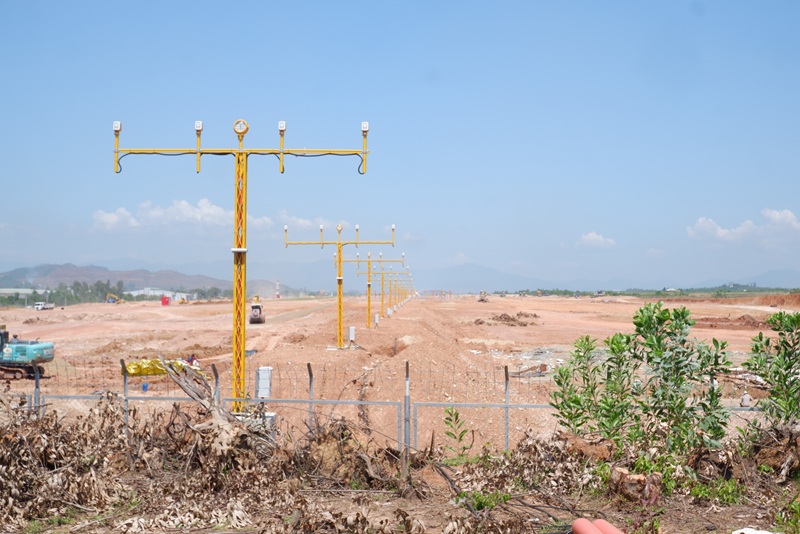  hệ thống đ&egrave;n t&iacute;n hiệu đảm bảo khai th&aacute;c Hệ thống đ&egrave;n t&iacute;n hiệu đảm bảo cất hạ c&aacute;nh ngay đầu s&acirc;n bay (hạ c&aacute;nh) đ&atilde; ho&agrave;n th&agrave;nh lắp đặt, kiểm tra v&agrave; hiệu chuẩn.