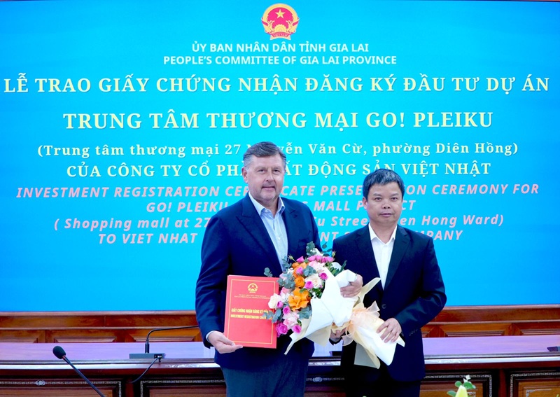 trao Giấy chứng nhận đăng ký đầu tư Dự án Trung tâm thương mại GO! Pleiku cho đại diện Công ty Cổ phần bất động sản Việt - Nhật.