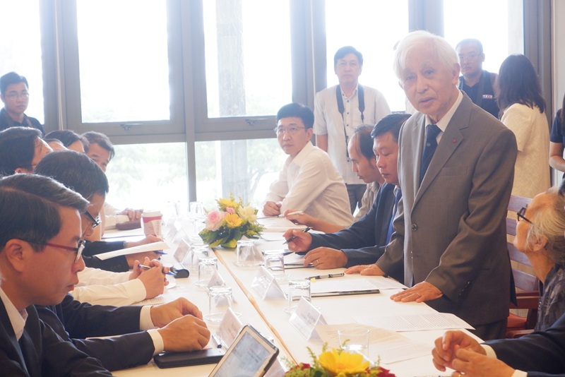 GS. Trần Thanh V&acirc;n tr&igrave;nh b&agrave;y c&aacute;c kiến nghị tại buổi l&agrave;m việc.