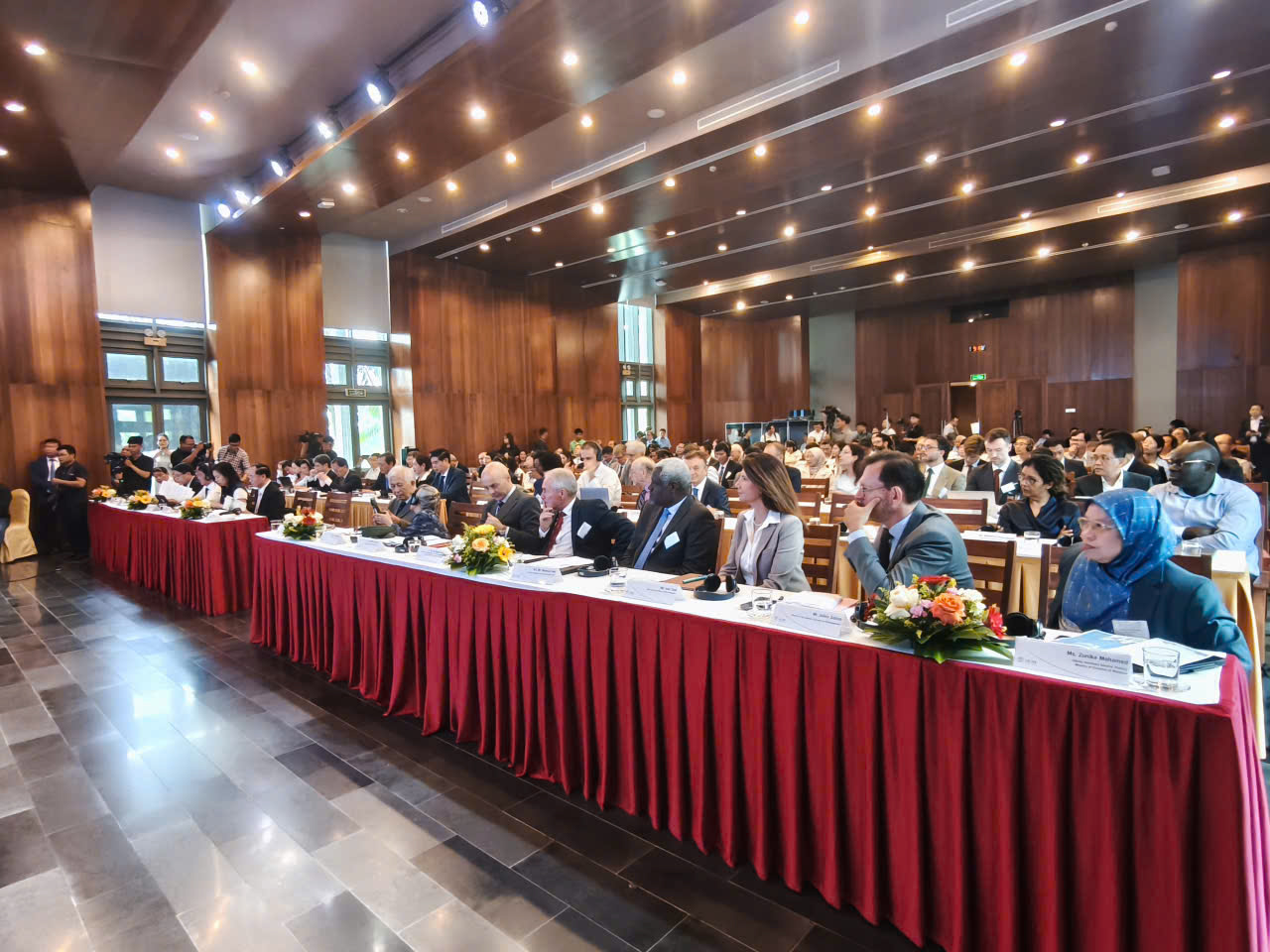 Đối thoại Quy Nhơn thu h&uacute;t đ&ocirc;ng đảo chuy&ecirc;n gia, diễn giả, nh&agrave; khoa học quốc tế.