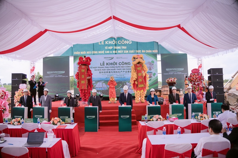 C&aacute;c đại biểu thực hiện nghi thức khởi c&ocirc;ng Dự &aacute;n.