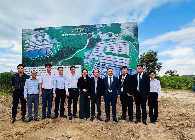 B&iacute; thư Tỉnh ủy Gia Lai Th&aacute;i Đại Ngọc chụp h&igrave;nh lưu niệm c&ugrave;ng chủ đầu tư Dự &aacute;n.