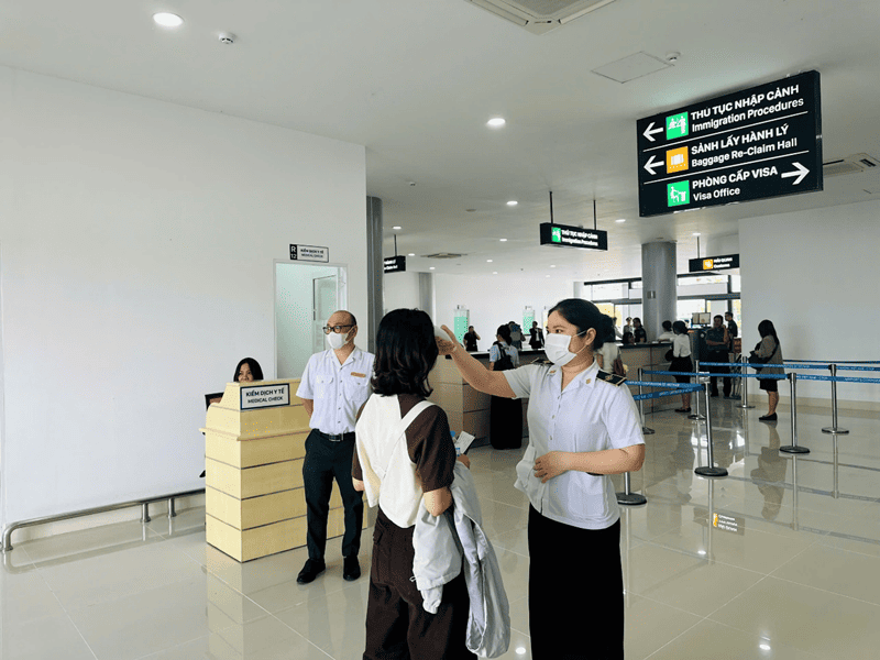 Đo thân nhiệt hành khách tại khu kiểm y tế.