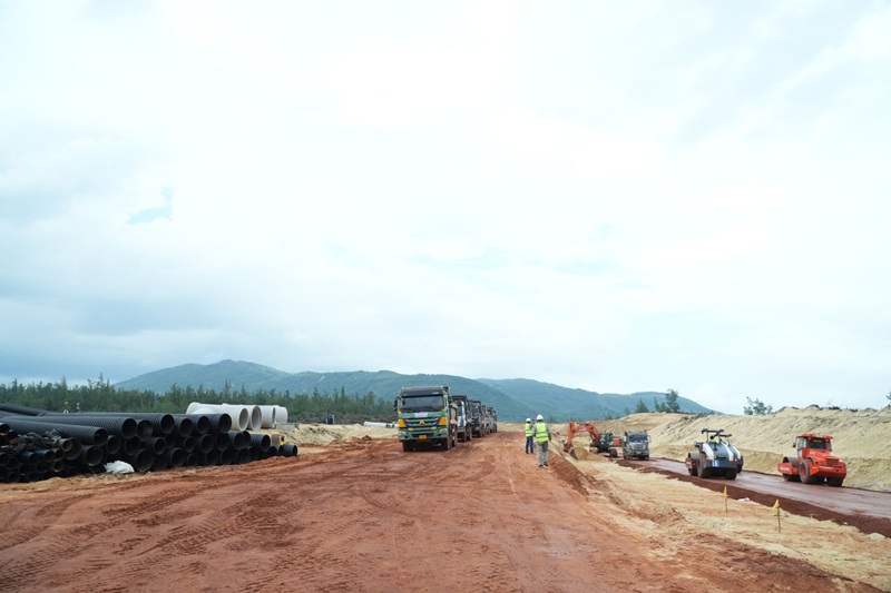 Chủ đầu tư huy động nhân lực, phương tiện thực hiện Dự án Khu công nghiệp Phù Mỹ - giai đoạn 1.