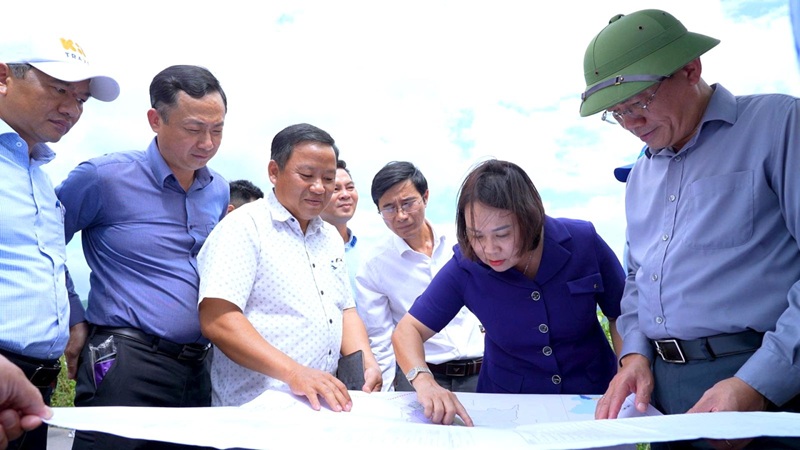 Chủ tịch UBND tỉnh Phạm Anh Tuấn (b&igrave;a phải) kiểm tra vị tr&iacute; địa phương đề xuất đầu tư tuyến đường kết nối c&aacute;c cụm c&ocirc;ng nghiệp tr&ecirc;n địa b&agrave;n với Khu c&ocirc;ng nghiệp Becamex VSIP B&igrave;nh Định.