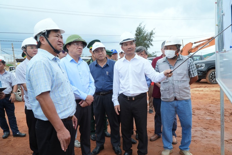 &Ocirc;ng Phạm Anh Tuấn, Chủ tịch UBND tỉnh Gia Lai (đội mũ cối) trkiểm tra tiến độ thực hiện Dự &aacute;n Khu c&ocirc;ng nghiệp Ph&ugrave; Mỹ - giai đoạn 1. 