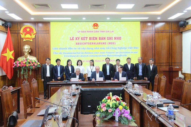 Đại diện C&ocirc;ng ty G&ouml;pfert M&ouml;belteile GmbH, C&ocirc;ng ty CP Năng lượng sinh học Ph&uacute; T&agrave;i v&agrave; đối t&aacute;c Việt Nam tại Đức k&yacute; bi&ecirc;n bản ghi nhớ hợp t&aacute;c đầu tư Nh&agrave; m&aacute;y gỗ c&ocirc;ng nghiệp Việt Đức. 