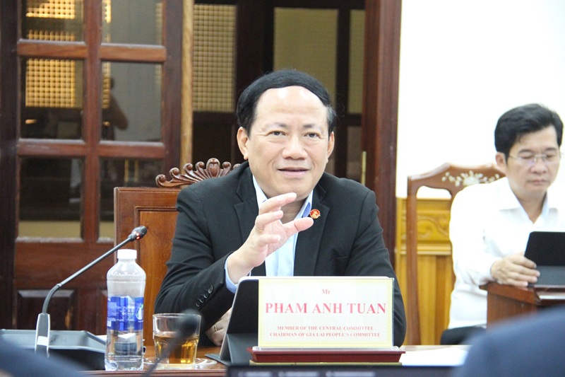 , Chủ tịch UBND tỉnh Phạm Anh Tuấn giao c&aacute;c sở, ng&agrave;nh đề xuất, hỗ trợ kết nối, hướng dẫn thủ tục đầu tư theo quy định; tạo điều kiện để hai doanh nghiệp khảo s&aacute;t v&ugrave;ng nguy&ecirc;n liệu v&agrave; địa điểm thực hiện Dự &aacute;n; 