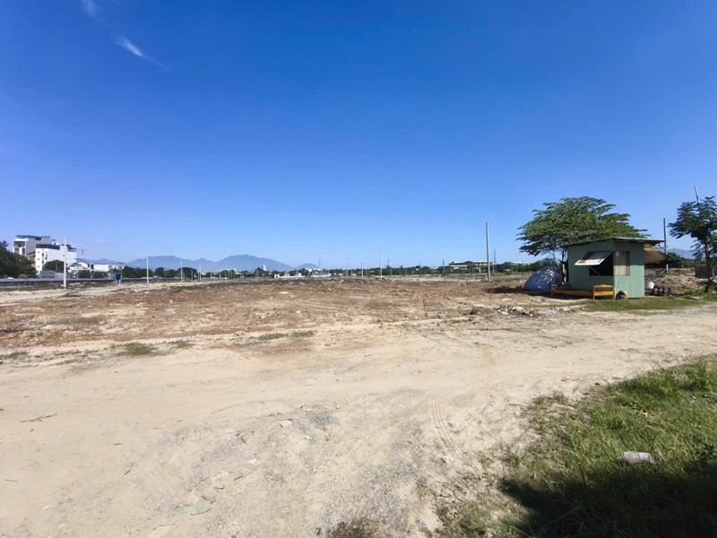 Dự &aacute;n New Danang City đ&atilde; được chủ đầu tư san ủi lại mặt bằng, dọn dẹp c&acirc;y dại v&agrave; x&agrave; bần.