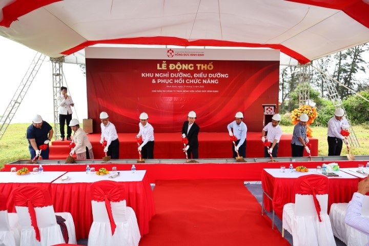 Dự &aacute;n Khu nghỉ dưỡng, điều dưỡng v&agrave; phục hồi chức năng do C&ocirc;ng ty TNHH Bệnh viện Hồng Đức B&igrave;nh Định l&agrave;m chủ đầu tư c&oacute; vốn đầu tư 733 tỷ đồng đ&atilde; được khởi dodongj v&agrave;o ng&agrave;y 31/3/2025.