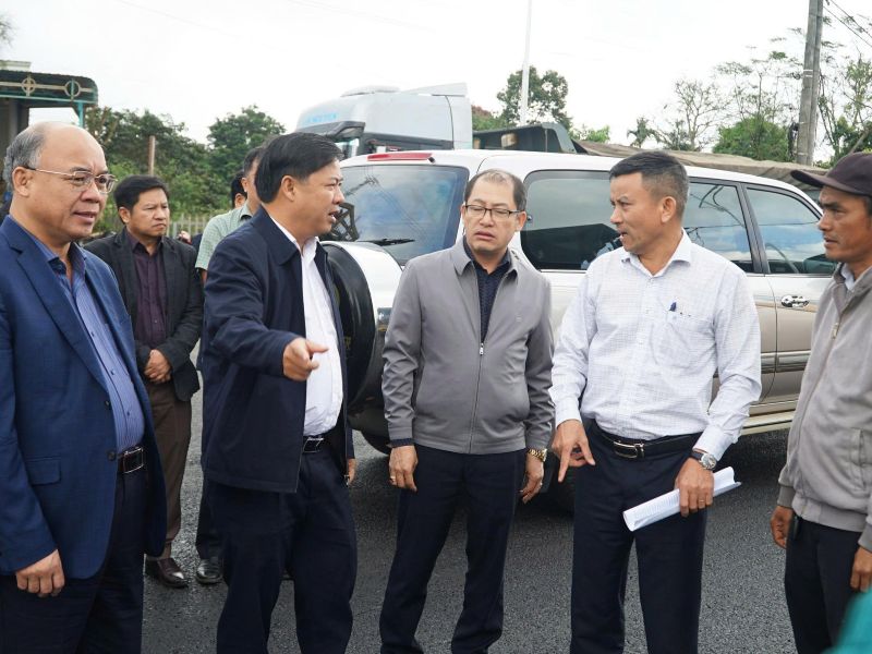 &Ocirc;ng Lương Nguyễn Minh Triết, B&iacute; thư Tỉnh ủy Đắk Lắk kiểm tra, chỉ đạo tại c&aacute;c Dự &aacute;n ở hiện trường.  