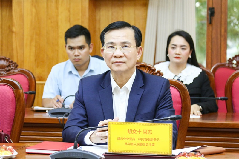 Ông Hồ Văn Mười trao đổi về mong muốn khôi phục đường bay Đà Lạt – Vũ Hán.
