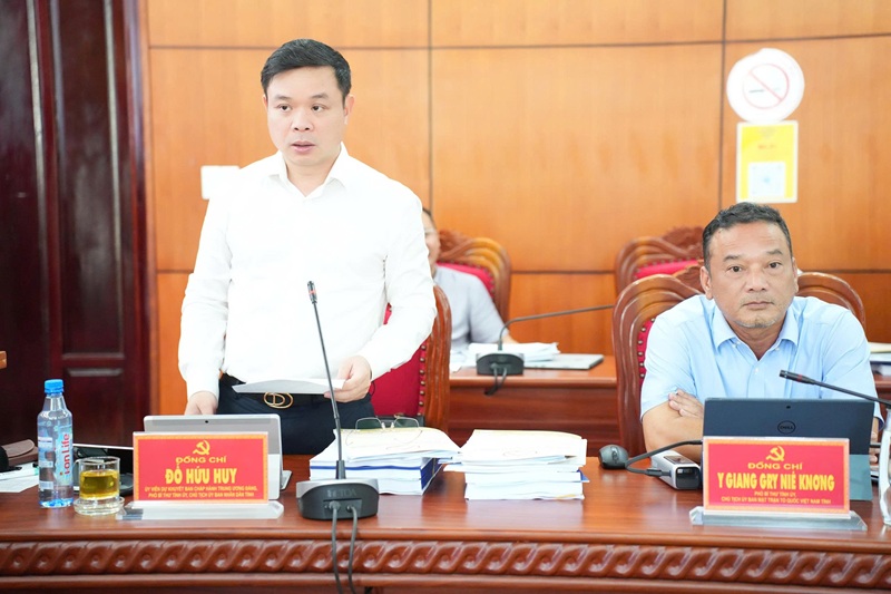 Đỗ Hữu Huy, Chủ tịch tỉnh Đắk Lắk, trực tiếp chỉ đạo x&acirc;y dựng chiến lược, quy hoạch, kế hoạch ph&aacute;t triển kinh tế - x&atilde; hội của tỉnh.