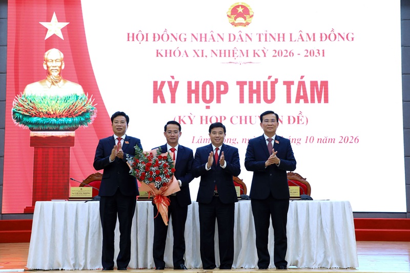 &Ocirc;ng Nguyễn B&aacute; &Uacute;t (cầm hoa) được bầu giữ chức Ph&oacute; Chủ tịch UBND tỉnh L&acirc;m Đồng.