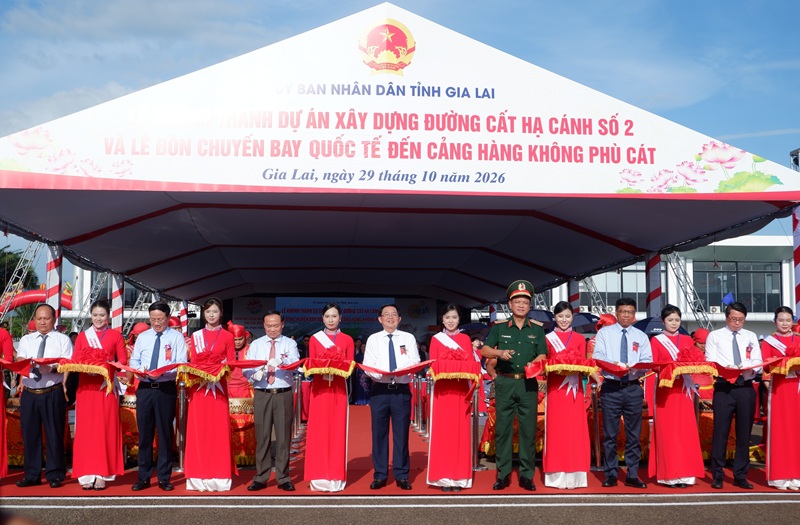 C&aacute;c đại biểu thực hiện nghi thứckh&aacute;nh th&agrave;nh Dự &aacute;n x&acirc;y dựng đường cất hạ c&aacute;nh số 2 v&agrave; Lễ đ&oacute;n chuyến bay quốc tế từ Macau (Trung Quốc) 
