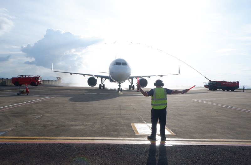 Chuyến bay được đ&oacute;n tiếp bằng nghi thức ch&agrave;o mừng trang trọng, thể hiện sự th&acirc;n thiện, hiếu kh&aacute;ch v&agrave; những n&eacute;t văn h&oacute;a đặc sắc của Gia Lai.