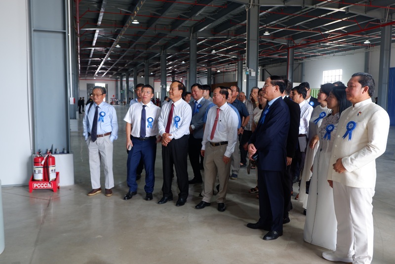 L&atilde;nh đạo tỉnh Gia Lai, c&aacute;c chuy&ecirc;n gia, đại diện doanh nghiệp đến từ Th&aacute;i Lan tham quan nh&agrave; m&aacute;y.