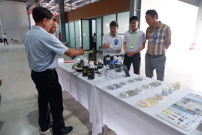 Đại biểu t&igrave;m hiểu c&aacute;c ứng dụng của L&atilde;nh đạo tỉnh Gia Lai, c&aacute;c chuy&ecirc;n gia, đại diện doanh nghiệp tham quan nh&agrave; m&aacute;y Nh&agrave; m&aacute;y Sản xuất v&agrave; Ứng dụng Graphene.