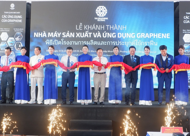C&aacute;c đại biểu thực hiện nghi thức cắt băng kh&aacute;nh th&agrave;nh Dự &aacute;n\