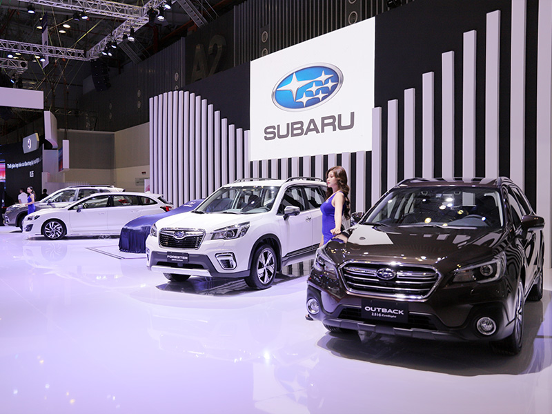 Tại gian hàng của Subaru còn có những mẫu xe được nhập khẩu nguyên chiếc từ nước ngoài.