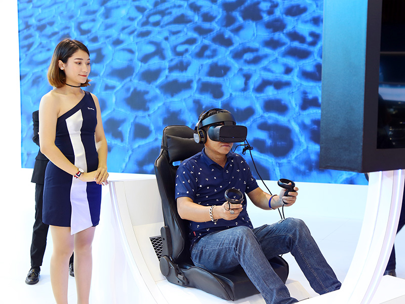 Với công nghệ thực tế ảo VR, khác hàng được trải nghiệm chương trình vận hành hứng khởi tại gian hàng của Lexus