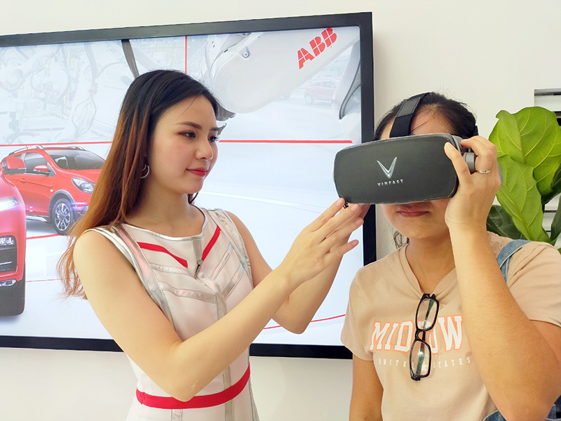 Với mục tiêu giúp khách tham quan tương tác và trải nghiệm thực tế, VinFast cho khách tận mắt tham quan nhà máy bằng công nghệ thực tế ảo