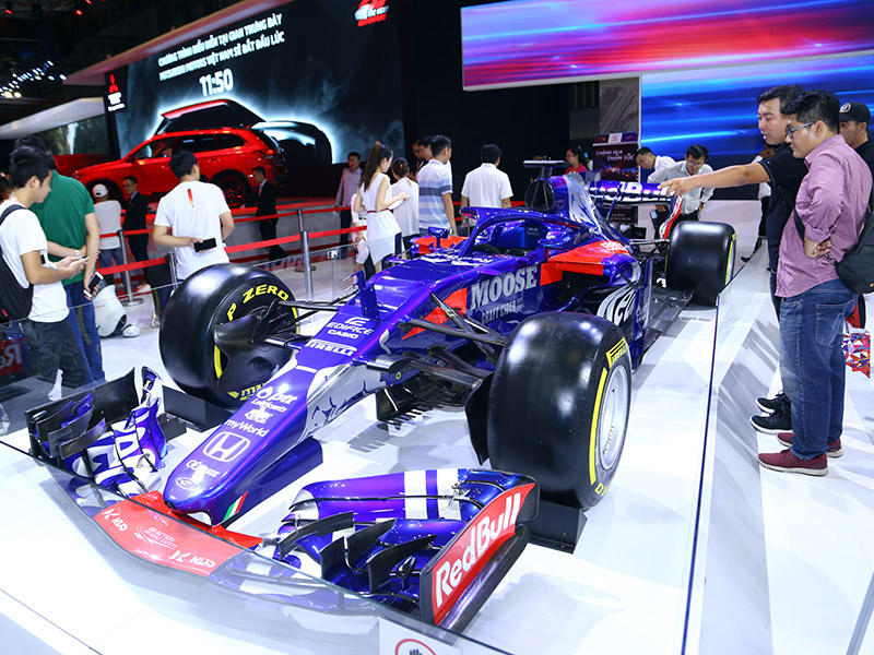 Với những người mê tốc độ thì không thể bỏ qua cơ hội được “mục sở thị” mẫu xe đua F1 tại gian hàng của Honda