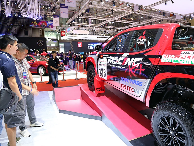 Mitsubishi cũng gây ấn tượng với khách tham quan bằng mẫu xe đua địa hình Triton