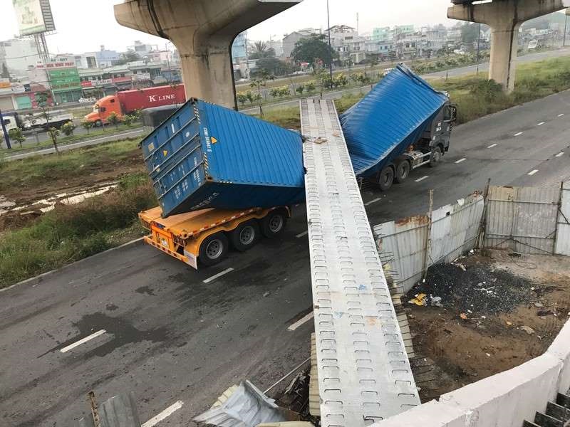 Dầm bê tông của công trình cầu bộ hành bị xe container kéo sập