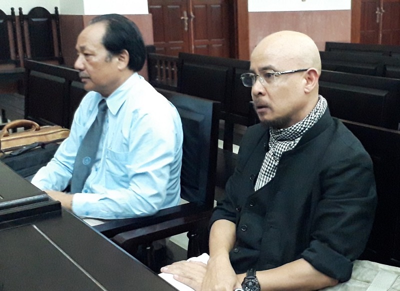 Ông Đặng Lê Nguyên Vũ (bên phải) và luật sư tại phiên xét xử ngày 3/12