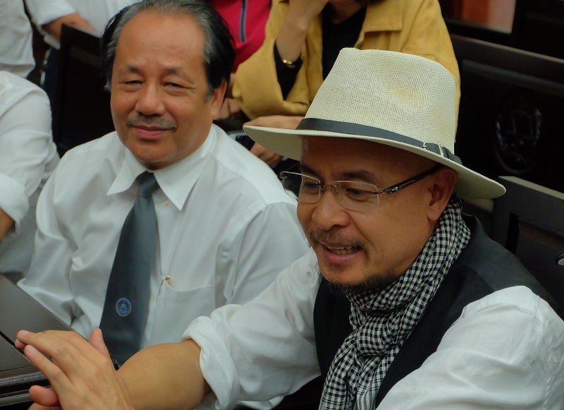 Ông Đặng Lê Nguyên Vũ (bên phải) và luật sư tại phiên tòa