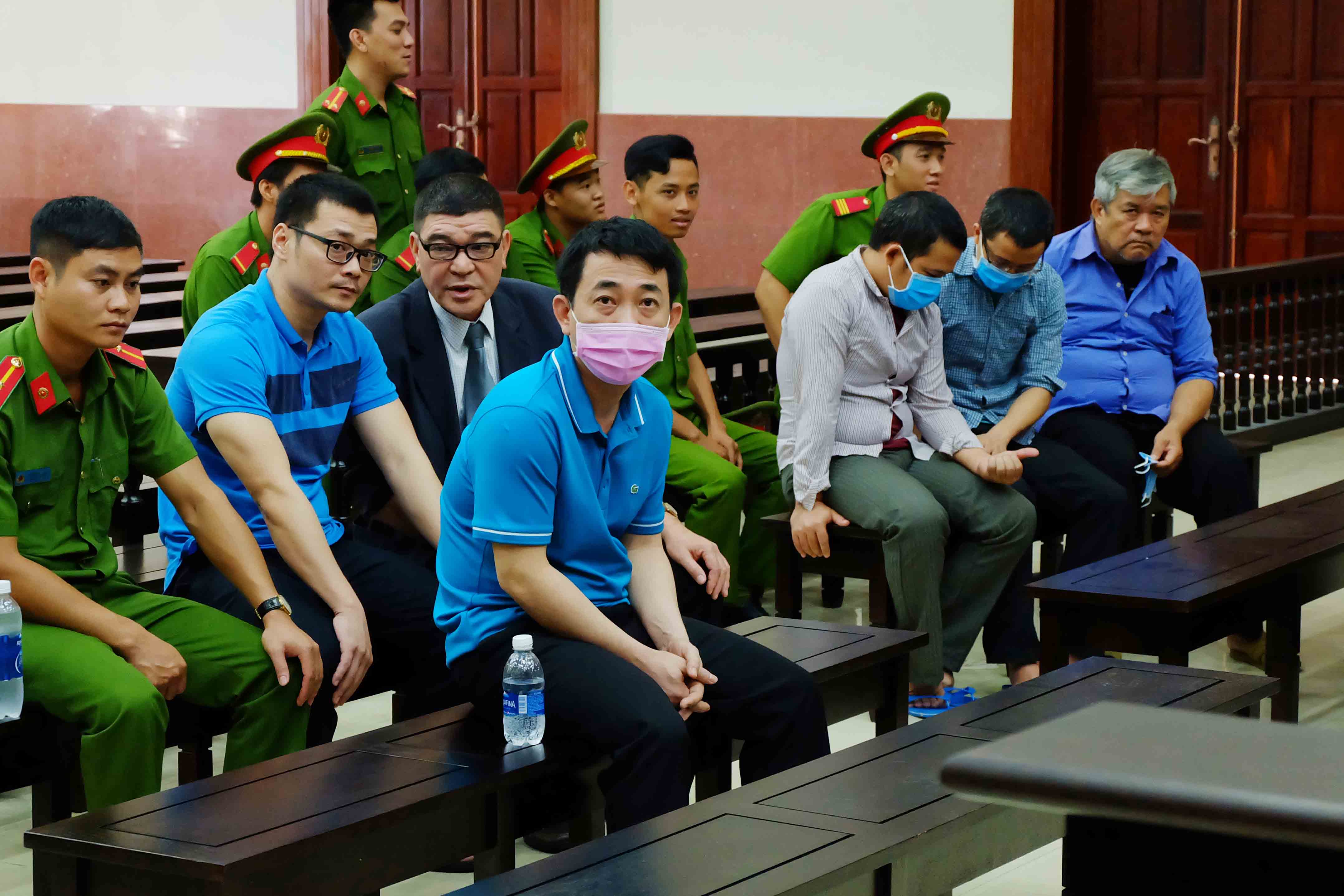 Nguyễn Minh Hùng, nguyên Chủ tịch HĐQT kiêm Tổng giám đốc VN Pharma (đeo khẩu trang hồng), cùng các bị cáo tại phiên tòa