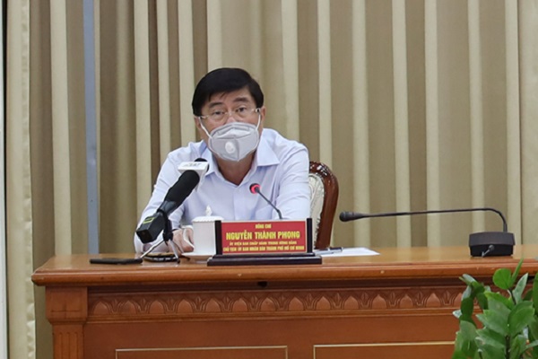 Ông Nguyễn Thành Phong, Chủ tịch UBND TP.HCM phát biểu tại buổi họp ngày 10/8