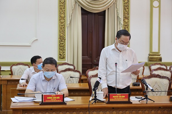 Ông Nguyễn Tấn Bỉnh, Giám đốc Sở Y tế TP.HCM báo cáo tại buổi họp ngày 24/8