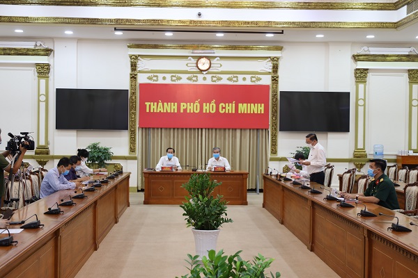 Ông Nguyễn Tấn Bỉnh, Giám đốc Sở Y tế TP.HCM báo cáo tại buổi họp ngày 31/8