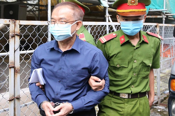 Bị cáo Nguyễn Thành Tài, cựu Phó Chủ tịch UBND TP.HCM bị áp gải đến tòa từ sớm
