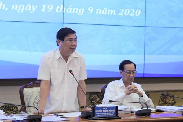 Chủ tịch UBND TP.HCM Nguyễn Thành Phong thông tin tại buổi họp