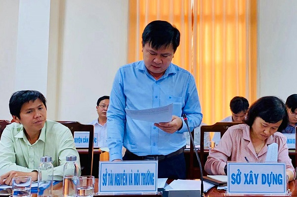 Ông Nguyễn Văn Thông, Phó Giám đốc Sở Tài nguyên và Môi trường tỉnh Long An thông tin tại buổi họp
