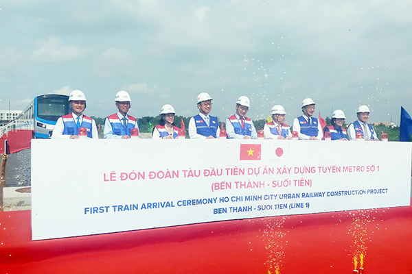 Lãnh đạo UBND TP.HCM và đại diện chủ đầu tư, cùng các chuyên gia Nhật Bản chính thức đón nhận đoàn tàu đầu tiên của tuyến Metro số 1