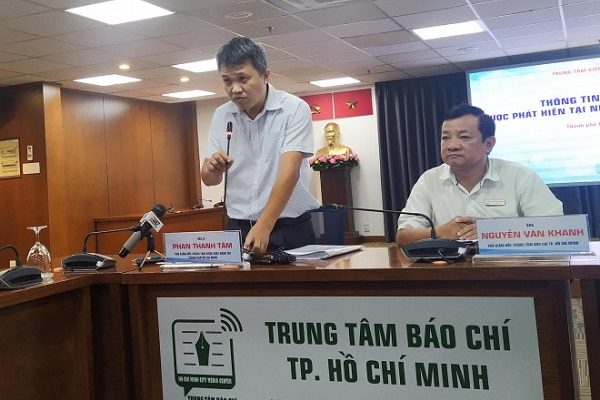 Ông Phan Thanh Tâm, Phó giám đốc Trung tâm kiểm soát bệnh tật Thành phố thông tin tại buổi họp