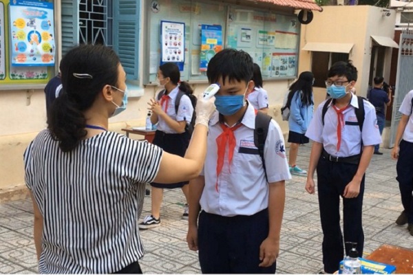 Trường học phải thực hiện nghiêm túc việc đo thân nhiệt đầu mỗi buổi học, bắt buộc thực hiện đeo khẩu trang ngoài lớp học