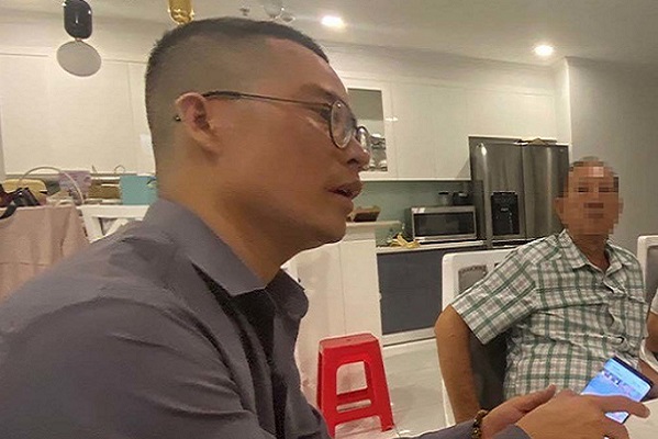 Ông Nguyễn Văn Chung (người đeo kính), Giám đốc Công ty TNHH đo đạc tư vấn thiết kế xây dựng DCB