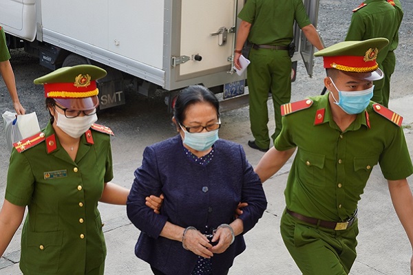 Bà Dương Thị Bạch Diệp, Giám đốc Công ty TNHH Địa ốc Diệp Bạch Dương được áp giải tới tòa từ sáng sớm