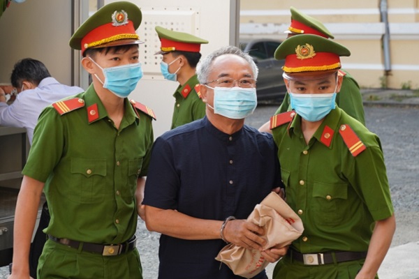 Ông Nguyễn Thành Tài, cựu Phó Chủ tịch UBND TP.HCM được áp giải đến tòa ngày 15/3
